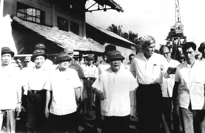 Chủ tịch Tôn Đức Thắng đến thăm công nhân nhà máy Ba Son sau ngày đất nước thống nhất (tháng 11/1975). (Ảnh tư liệu)